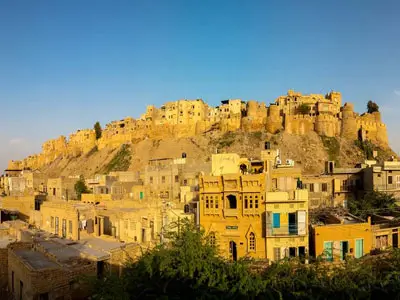 Voyage à moto au cœur du désert du Thar - De l'immensité des dunes à la majesté de Jaisalmer sur une Royal Enfield.