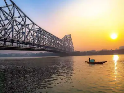 Vue animée de Kolkata avec embouteillages, rickshaws colorés et bâtiments coloniaux au coucher du soleil