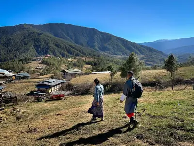 Vue lointaine du Trongsa Dzong sur une crête escarpée, surplombant la vallée du Bhoutan central