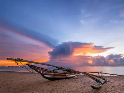 Arrivée à Negombo pour débuter votre road trip à moto à travers le Sri Lanka. Profitez de l'accueil chaleureux et préparez-vous pour une aventure époustouflante.