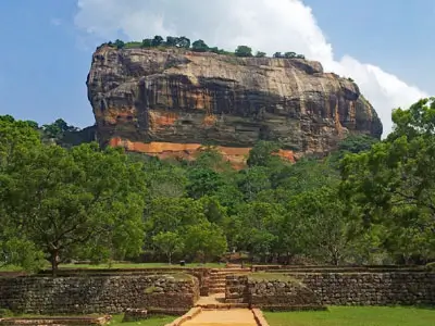 Voyage à moto de Kalpitiya à Sigiriya, traversant des paysages variés et atteignant la majestueuse forteresse du rocher, un incontournable historique du Sri Lanka.