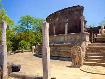 Journée d'exploration à moto autour de Sigiriya, découvrant les sites archéologiques fascinants et les panoramas impressionnants offerts par cette région emblématique.