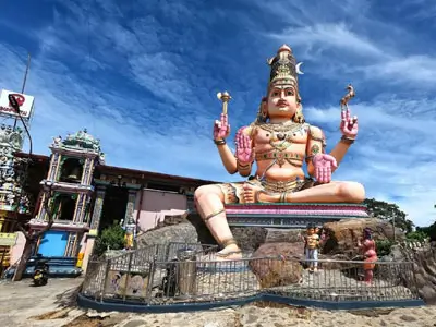 Voyage à moto de Sigiriya à Trincomalee, en suivant des routes pittoresques qui vous mèneront à cette ville côtière dynamique, riche en histoire et en beauté naturelle.