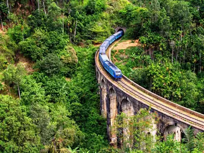 Trajet à moto de Nuwara Eliya à Ella, en admirant les routes panoramiques et les paysages verdoyants, parfait pour les passionnés de nature et de paysages spectaculaires.