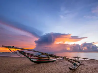 Début du road trip de luxe à Negombo : Ville côtière animée avec ses plages magnifiques et son marché aux poissons. Idéal pour commencer une aventure en Royal Enfield au Sri Lanka.