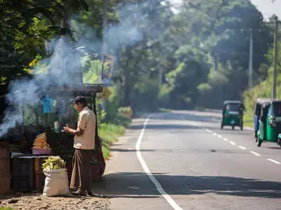 Retour à Negombo : Détendez-vous sur les plages magnifiques et explorez les marchés locaux. Réfléchissez à votre road trip en Royal Enfield lors de cette fin de voyage de luxe au Sri Lanka.