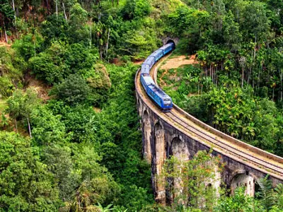 Voyage élégant vers Ella : Profitez des paysages verdoyants et des vues spectaculaires sur votre moto Royal Enfield. Découvrez les plantations de thé et les cascades pittoresques du Sri Lanka.