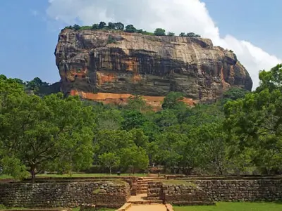 Découvrez Sigiriya : Plongez dans l'histoire et la grandeur de la forteresse rocheuse ancienne. Un moment clé de votre voyage de luxe à moto au Sri Lanka.