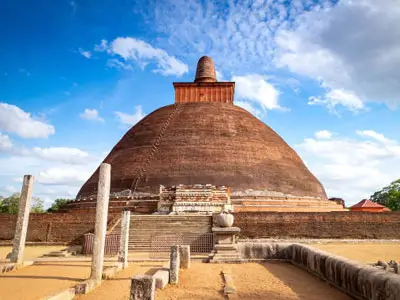 Anuradhapura historique : Explorez les ruines antiques et les sites sacrés lors de votre road trip de luxe. Une étape importante de votre aventure en Royal Enfield au Sri Lanka.