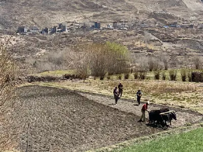 Aventure à travers Mustang – Détour par Muktinath, un site sacré pour hindous et bouddhistes, avant d'arriver au pittoresque village de Tukuche.