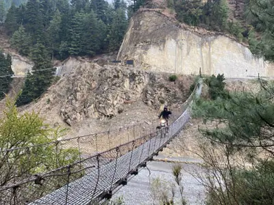 Descente vers Pokhara – Profitez des paysages magnifiques lors de votre trajet à moto vers la célèbre ville lacustre, avec vue sur la chaîne de l'Annapurna.