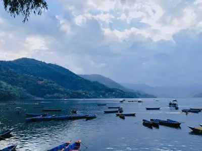 Retour de Pokhara à Katmandou – Voyage pittoresque à travers la campagne népalaise, avec des paysages enchanteurs et des villages ruraux.