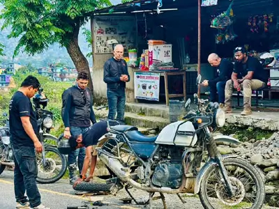 Aventure à moto à travers les collines pour rejoindre le lac Begnas – Un joyau tranquille et pittoresque du Népal, parfait pour la détente.