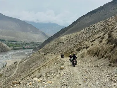 Voyage à Chhusang – Explorez la région aride du Mustang avec ses paysages désertiques et son influence culturelle tibétaine.