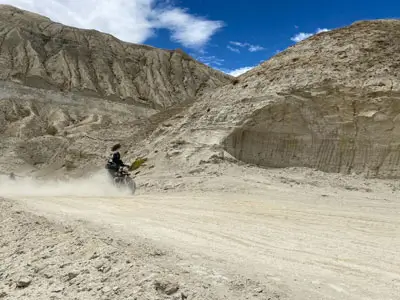 Voyage à moto vers Lo Manthang – Visitez la ville fortifiée de Mustang, ancienne capitale, avec ses palais historiques et sa culture bouddhiste tibétaine.