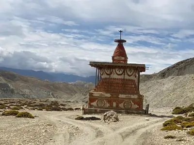 Voyage à moto de Lo Manthang à Samar – Traversez des vallées profondes et des paysages désertiques avec des vues imprenables sur les montagnes.