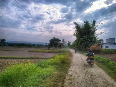 Voyage à moto de Katmandou à Chitwan, traversant des routes pittoresques et se préparant pour une exploration de la faune dans le parc national de Chitwan.