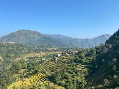 Voyage à moto de Chitwan à Tansen, explorant des terrains variés et des paysages pittoresques pour une expérience d'aventure authentique.