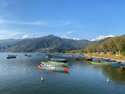 Aventure à moto de Tansen à Pokhara, découvrant les paysages enchanteurs et la sérénité de la ville lacustre du Népal.