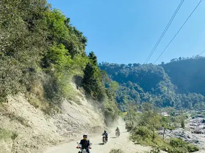 Voyage à moto de Pokhara à Tatopani, profitant des vues époustouflantes et des sources chaudes relaxantes de Tatopani.