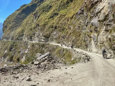 Voyage à moto de Tatopani à Kagbeni, explorant la beauté sauvage de Mustang et ses environnements uniques en haute altitude.