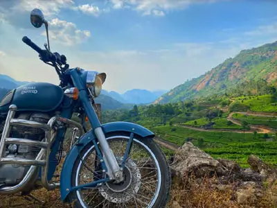 Explorez Munnar à moto - Découvrez les collines verdoyantes et les jardins de thé en Royal Enfield.