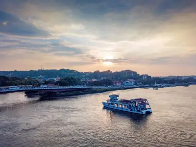 Départ de votre road trip à moto à Goa - Arrivée à Old Panjim pour commencer une aventure fascinante à travers des paysages pittoresques en Royal Enfield.