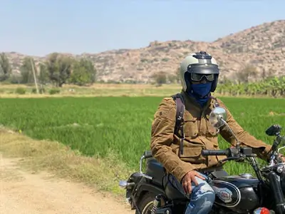 Road trip à moto de Badami à Hampi - Imprégnez-vous de l'histoire ancienne et des vues époustouflantes du Karnataka lors de votre voyage en Royal Enfield.