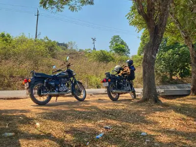 Road trip à moto tranquille de Shimoga à Sagar - Explorez les paysages sereins du Karnataka lors de votre aventure en Royal Enfield.