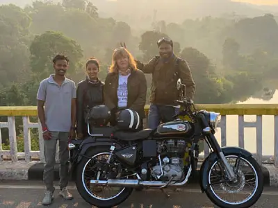 Voyage côtier en road trip à moto de Sagar à Palolem - Découvrez les plages magnifiques de Goa et les routes côtières relaxantes en Royal Enfield.