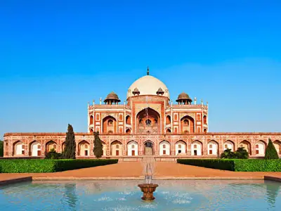 Arrivée à Delhi, exploration de la capitale indienne avec ses monuments et l'atmosphère vibrante