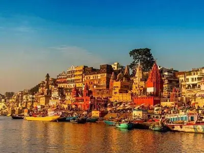 Les ghats de Varanasi au bord du Gange, cérémonie d'Aarti en soirée, ambiance spirituelle unique