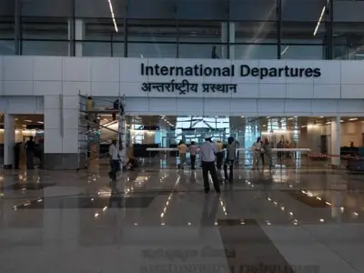 Aéroport International de Delhi, départ après un voyage inoubliable à travers les lieux bouddhistes en Inde et au Népal