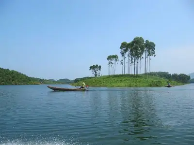 Balade pittoresque sur votre Royal Enfield vers le lac Thac Ba et les luxuriantes plantations de thé à Vu Linh.