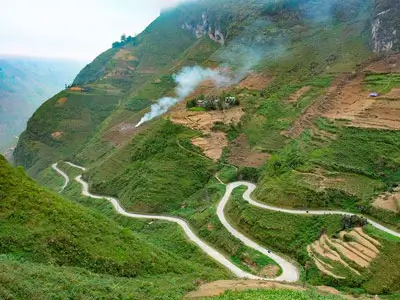 Road trip en Royal Enfield à travers Ha Giang, visitant le palais historique de la famille Vuong et le spectaculaire col de Ma Pi Leng.