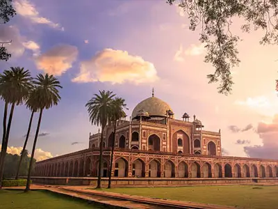 Arrivée à Delhi pour débuter un road trip de luxe à moto Royal Enfield. Accueil raffiné et préparation pour une aventure exclusive à travers les Himalayas.