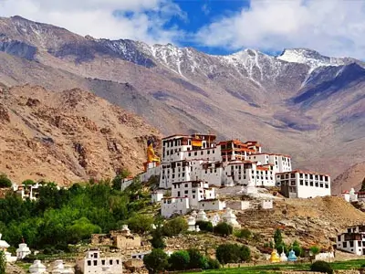 Voyage à moto Royal Enfield de luxe de Leh à Temisgam, explorant les routes pittoresques de Ladakh avec des vues à couper le souffle et un confort absolu.