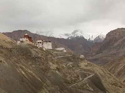 Découverte des paysages enchâssés autour de Temisgam à moto Royal Enfield premium, savourant le charme isolé et la sérénité de Ladakh.