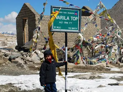 Retour spectaculaire à Leh sur une moto Royal Enfield haut de gamme, profitant des panoramas majestueux de l'Himalaya et d'une expérience de conduite luxueuse.