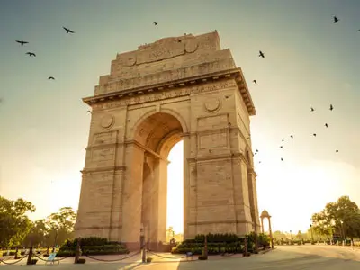 Arrivée à Delhi pour débuter un road trip en Royal Enfield à travers les Himalayas. Préparation et accueil pour une aventure épique.