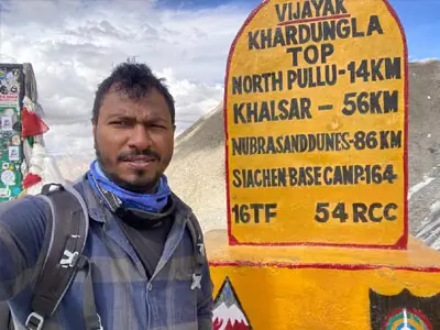 Journée de repos à Leh, immersion dans la culture locale et détente après un circuit à moto en Royal Enfield à travers les Himalayas.