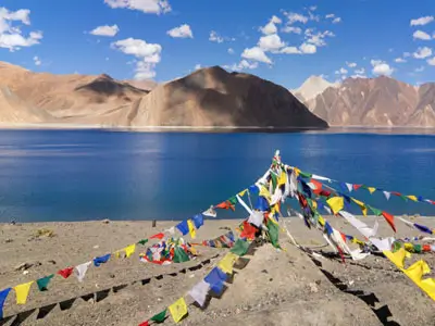 Trajet à moto en Royal Enfield de Leh au Lac Pangong, aventure au cœur du Ladakh avec vues imprenables sur le lac.