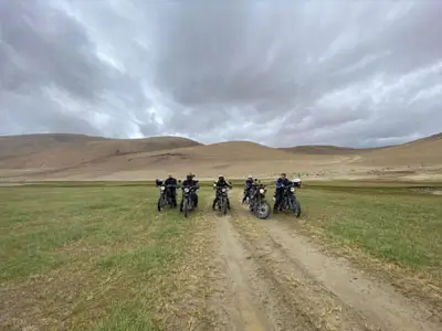 Voyage à moto en Royal Enfield du Lac Pangong au Lac Tso Khar, exploration des paysages naturels sauvages du Ladakh.