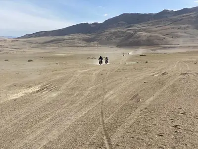 Retour à moto en Royal Enfield de Tso Khar à Leh, conclusion d'un road trip épique à travers les paysages variés des Himalayas.