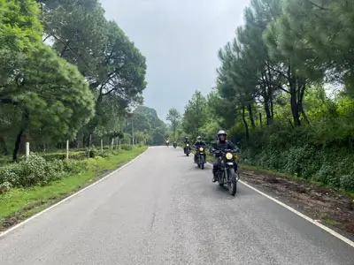 Découverte de McLeod Ganj à Dharamshala, immersion culturelle et préparation pour l'aventure moto Royal Enfield dans les montagnes.