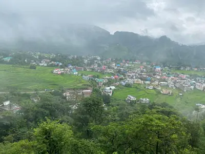 Voyage à moto en Royal Enfield de Dharamshala à Chamba, exploration des routes pittoresques de l'Himachal Pradesh.