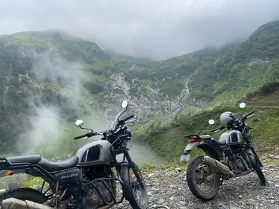 Aventure à moto en Royal Enfield de Chamba à Killar, traversée des cols montagneux et découverte des paysages dramatiques de l'Himalaya.