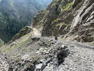 Trajet à moto en Royal Enfield de Killar à Jispa, exploration des routes montagneuses et immersion dans les paysages accidentés.