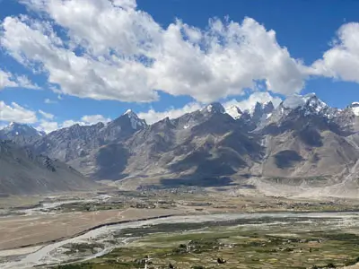 Expédition à moto en Royal Enfield de Jispa à Padum, découverte de la vallée du Zanskar et ses paysages sauvages.