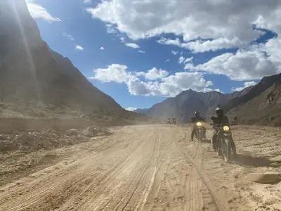 Circuit à moto en Royal Enfield de Padum à Lamayuru, exploration des paysages lunaires et des panoramas uniques du Ladakh.